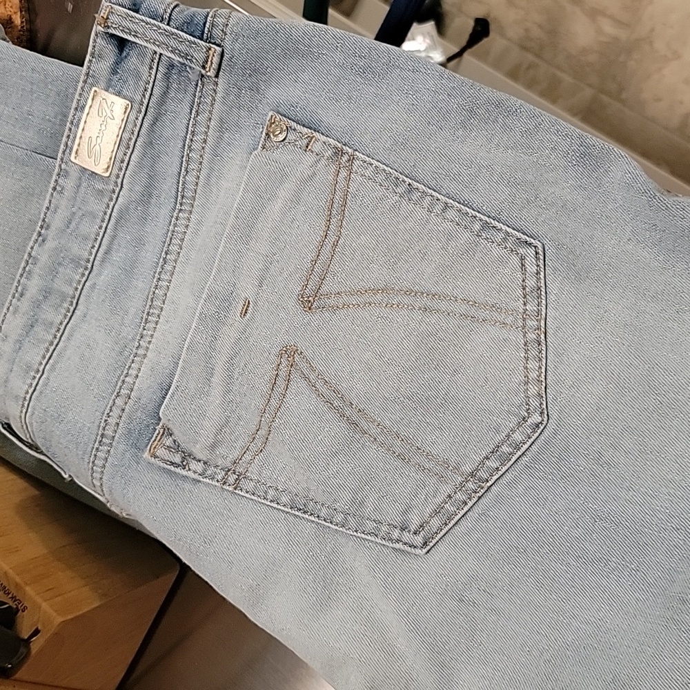 Distressed  👖 jeans